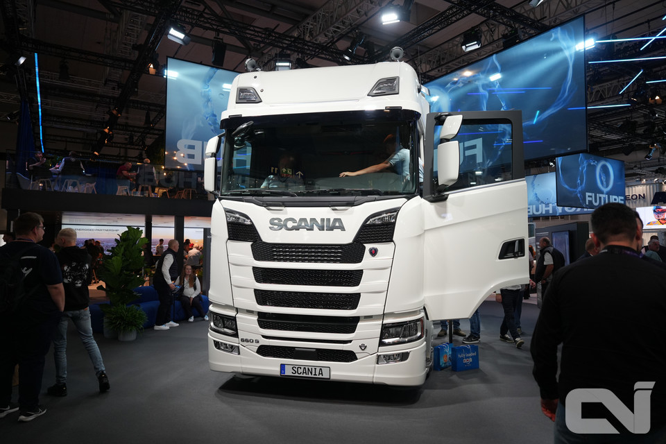 스카니아는 친환경 라인업 확대와 함께 V8 엔진의 명맥을 이어갔다. IAA 2024에서 공개된 'R660'은 까다로운 운행 조건에서도 강력한 성능을 보여준다.