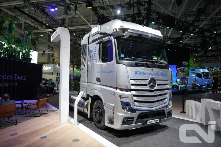 1회 충전 시 1,000km 이상 주행 가능할 수 있도록 설계된 'GenH2'. 40kg의 액화수소를 저장할 수 있도록 수소탱크 2개가 탑재된다.