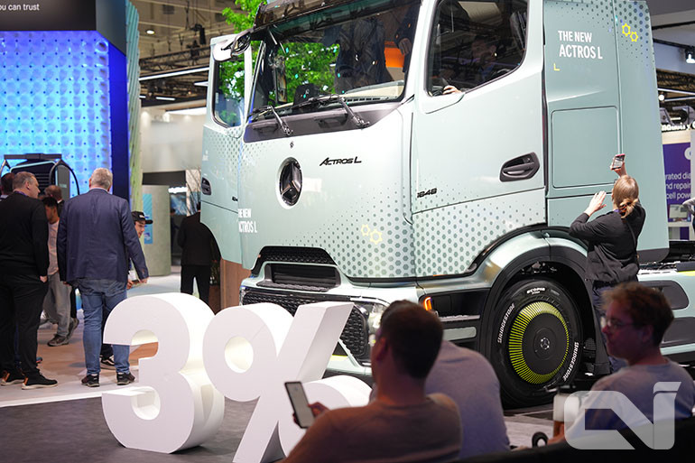 '악트로스L'은 프로캐빈을 통해 공기흐름은 9% 개선시키고, 연비 효율은 최대 3% 향상시켰다.