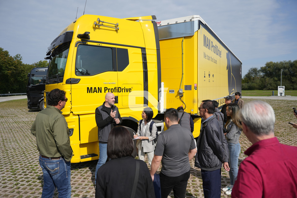 본격적인 수소연소트럭 시승 전, 수소연소트럭의 특징과 기존 TGX 520 과의 차이점을 교육받고 있다. 