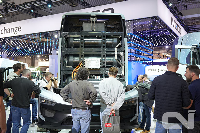 IAA2024에 참관한 관람객들이 이베코 S-WAY에 장착된 수소탱크와 차체 내부 모습을 유심히 바라보고 있다.