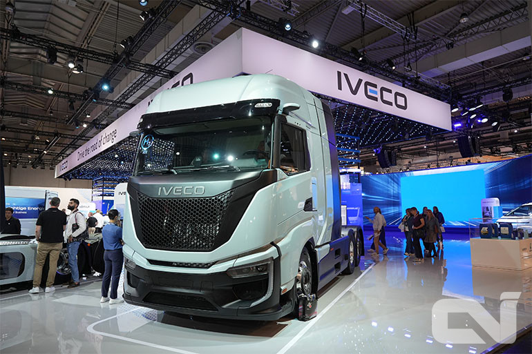 이베코에 수소연소엔진(H2-ICE)가 장착된 S-WAY의 모습.