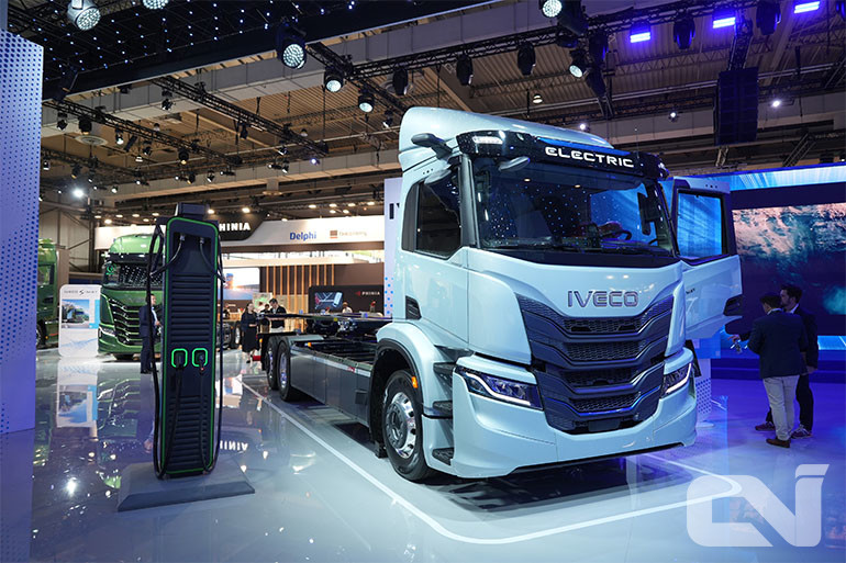 이번 전시에서 이베코는 FPT의 'e-액슬'을 장착한 대형 전기트럭 'S-eWAY'를 글로벌 최초 공개하며 관람객들의 이목을 집중시켰다.