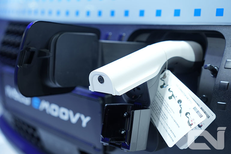 e무비의 충전 단자 모습.