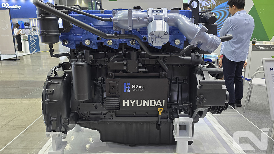 HD현대인프라코어가 개발한 HX12 수소엔진.