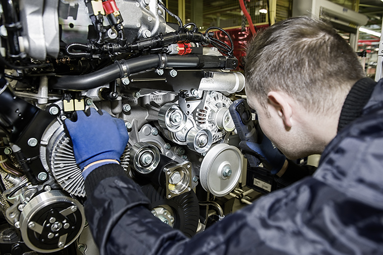 만트럭 뉘른베르크 공장에서 조립된 엔진을 세심하게 관찰하고 있다. 