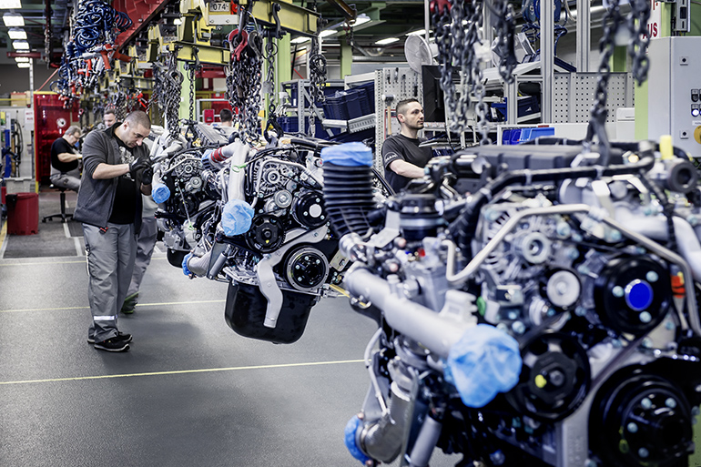 만트럭 뉘른베르크 공장에서 생산되고 있는 엔진의 모습. 작업자가 조립된 부품을 확인하고 있다. 