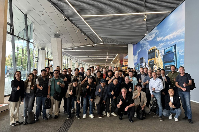 만트럭버스 그룹 본사에 방문한 한국 고객 단체 사진