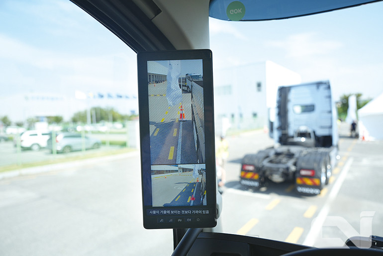 사이드미러를 대체하는 볼보의 카메라 모니터링 시스템(CMS) 