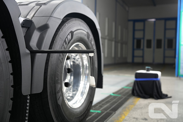 볼보트럭의 CMS 나이트모드를 통해 조그만한 티백을 컵 안에 넣을 수 있었다.