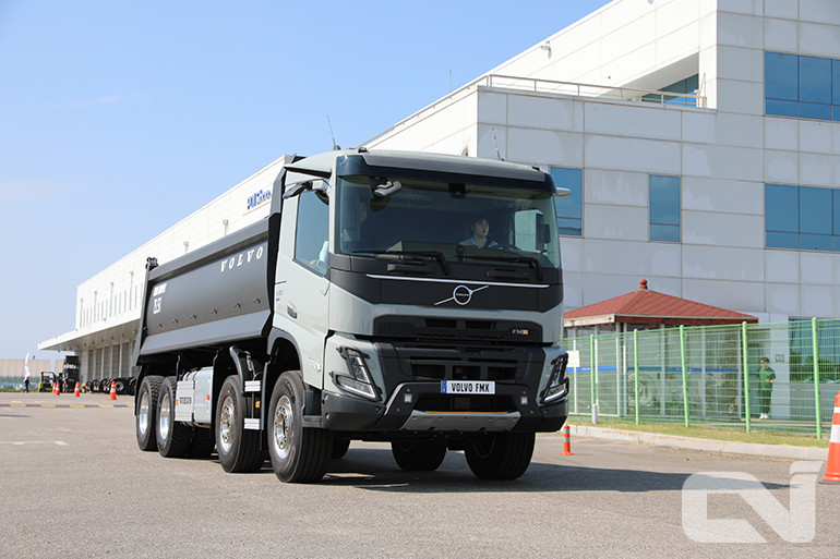 25.5톤급 대형 덤프트럭 ‘FMX’의 운전대는 극한의 오프로드가 아닌 일반 