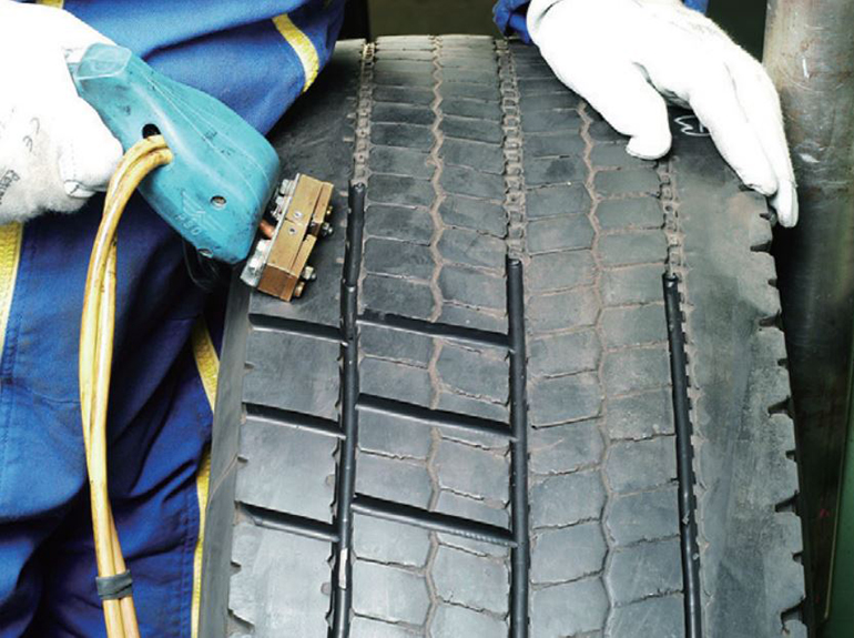 대형 타이어 리그루빙 하는 모습. 교체를 하기에는 비용부담이 큰 만큼 타이어 재생 기술 활용 방안이 주목을 받고 있다. 