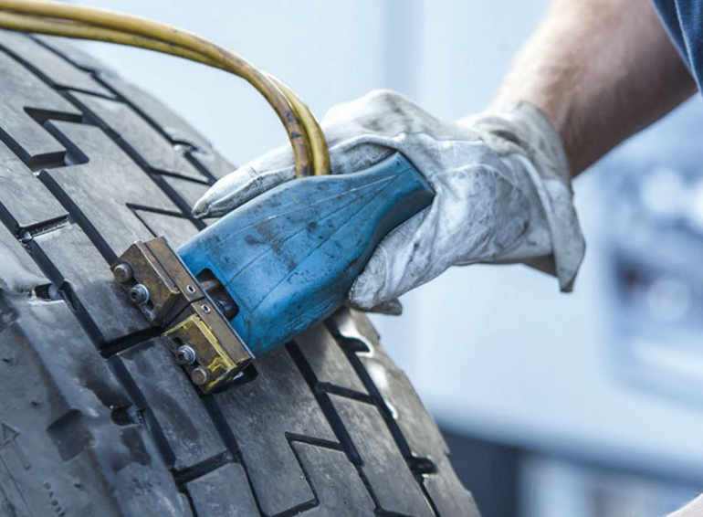대형 타이어 리그루빙 하는 모습. 교체를 하기에는 비용부담이 큰 만큼 타이어 재생 기술 활용 방안이 주목을 받고 있다. 