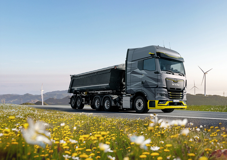 MAN hTGX는 구동축 6×2, 6×4로 건설현장과 목재 운송 등과 같은 중장비 운송에 적합할 수 있도록 제작됐다. 