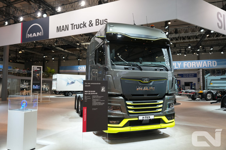 만트럭버스의 D38 엔진을 기반으로 한 17리터급 6기통 H4576 수소 연소 엔진이 탑재된 'hTGX'