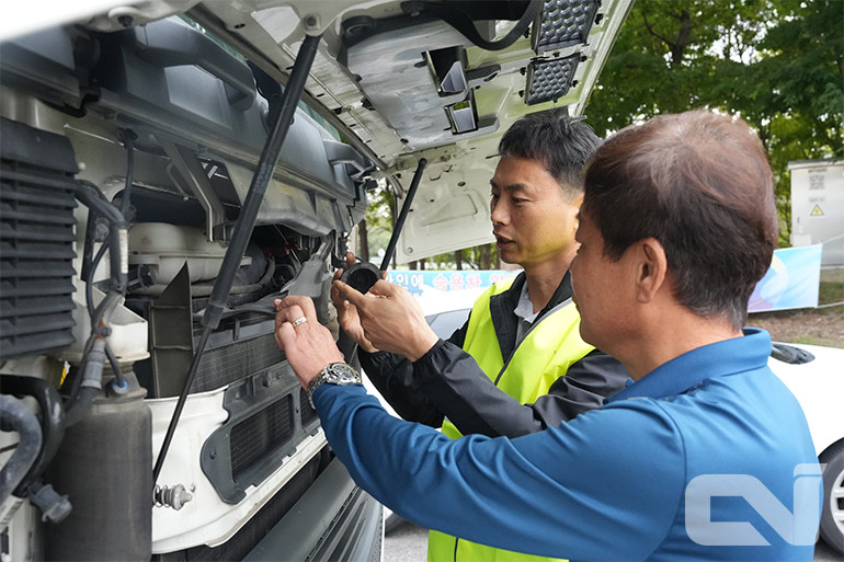 볼보트럭 관계자가 화물차 운전자에게 겨울을 앞두고 안전한 차량 관리법에 대해 설명하고 있다.