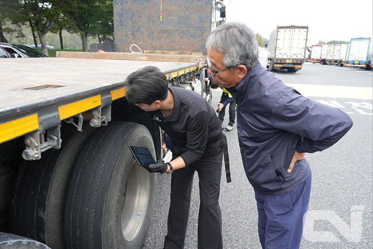 신탄진 휴게소(서울 방향) 을 방문한 고객의 차량을 점검하고 있는 모습.