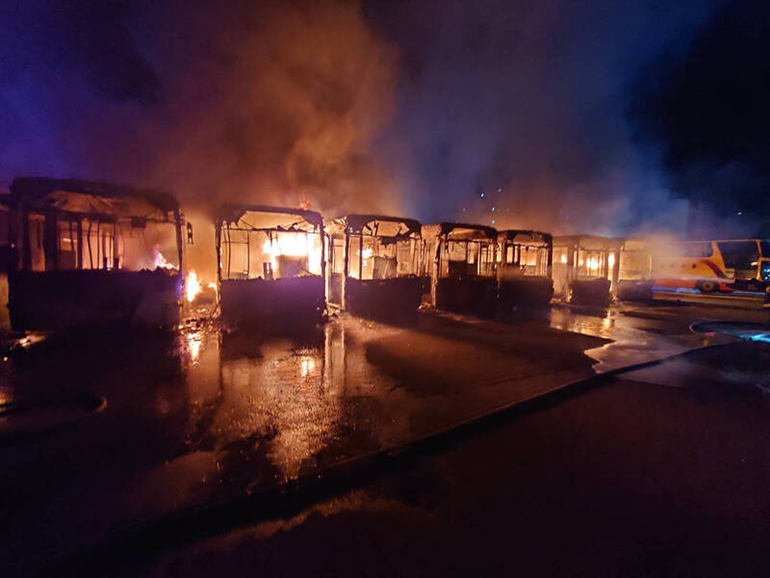 화재가 발생한 전기버스들 (출처 : 타이중시 소방본부)