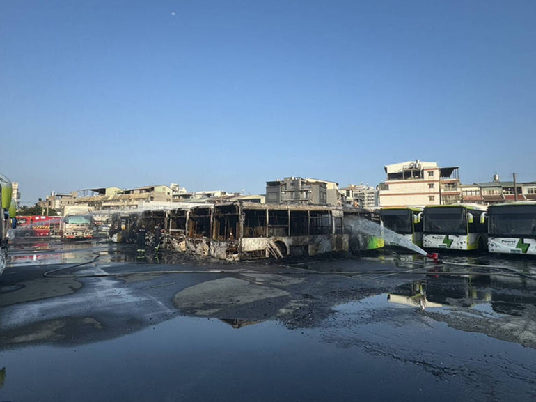 전기버스 배터리 발화로 추정되는 화재로 차량 8대가 전소되고 1대가 손상되었다.