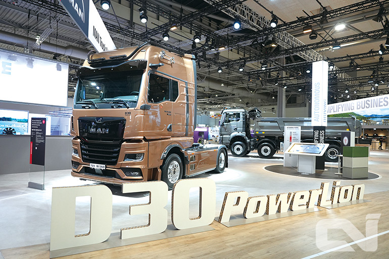 차세대 엔진 플랫폼 D30 엔진이 장착된 만트럭 TGX 모습. D30은 트라톤 그룹 내 기술이 집약된 디젤 엔진이다.