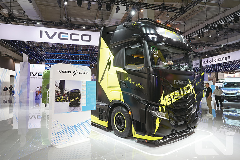 디젤과 친환경 연료로 동시에 구동되는 이베코의 멀티 에너지 트럭.