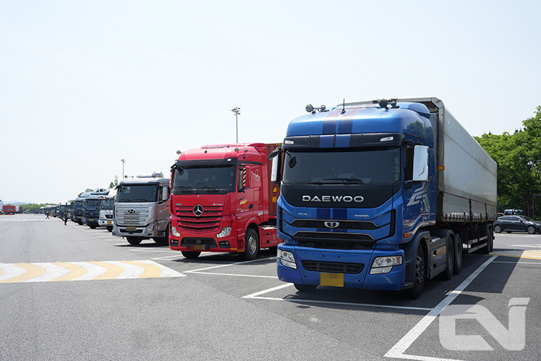 지난해 컨테이너 및 벌크시멘트 트레일러, 탱크로리 등 특수운송품목 화물차 운전자와 카고형 화물차 운전자들의 늘어난 운송 거리만큼 운송수입(이하 수입)은 전혀 늘지 않은 것으로 나타났다.