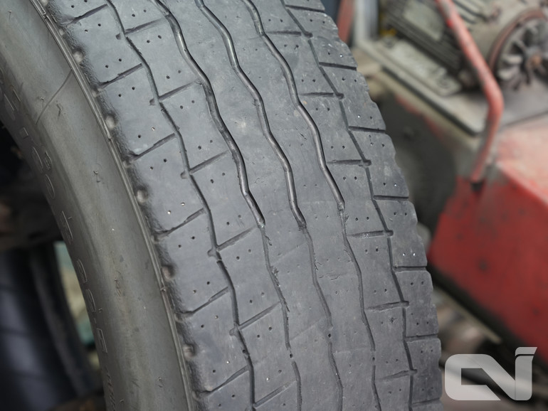 전문가의 리구르빙 작업으로 마모된 타이어에 3mm 가량 새로운 홈이 파졌다.