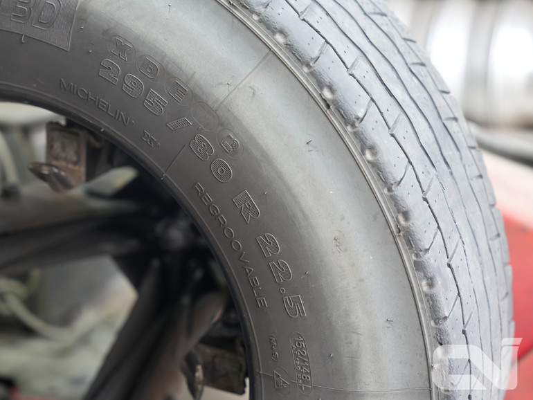 모든 미쉐린타이어에는 리그루빙이 가능하다는 'REGROOVABLE' 표식이 새겨져 있다.
