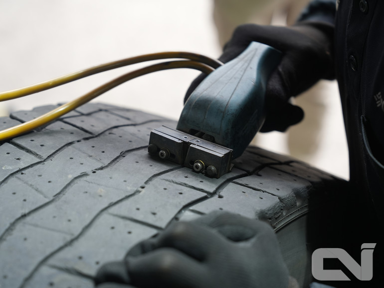 타이어 마모로 더 이상 운행이 어려워도, 화물차주들은 비싼 가격 때문에 교체에 엄두를 내지 못하는 경우가 비일비재하다. 이로 인한 운행사고로 이어지기 십상이다. 사진은 마모된 타이어가 리그루빙으로 다시 태어나는 모습을 담고 있다.