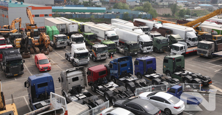 국내 화물자동차 운수사업법에 따라, 트럭을 영업 용도로 사용하기 위해서는 ‘노란색’의 영업용 번호판을 필수적으로 부착해야 한다. 1톤급 소형 전기트럭도 자가용으로 운행할 경우에는 파란색 번호판을 부착하지만, 영업용으로 사용하기 위해서는 노란색 번호판을 달아야 한다.