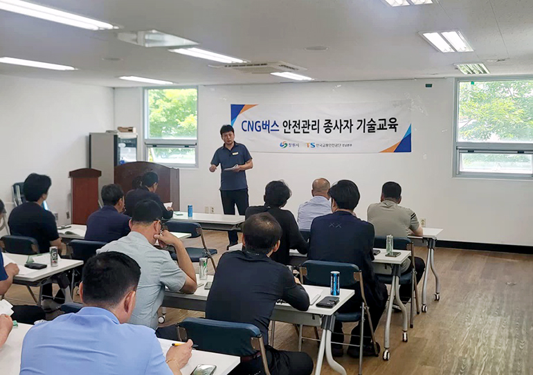 운수 종사자 592명을 대상으로 안전관리 교육을 진행했다.