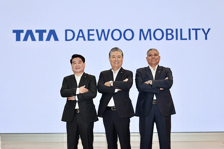 타타대우모빌리티 김방신 사장(중앙) 과 아닐 신하 타타대우모빌리티 부사장(우측),타타대우판매 김정우 대표(좌측)