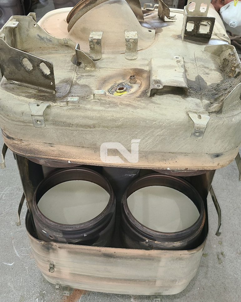 고장난 SCR의 소음기 탈거 모습.