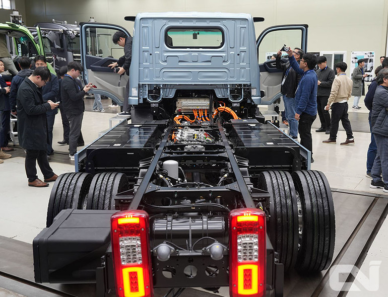 기쎈에 탑재된 전기모터 시스템은 최고출력 250kW(335마력)와 862Nm(88kgf·m) 토크를 발휘한다. 