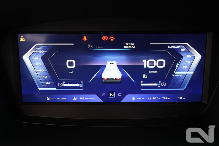 시인성이 높은 디지털 계기판. 차량의 속도는 물론, 전체적인 상태를 파악하고 점검할 수 있다. 