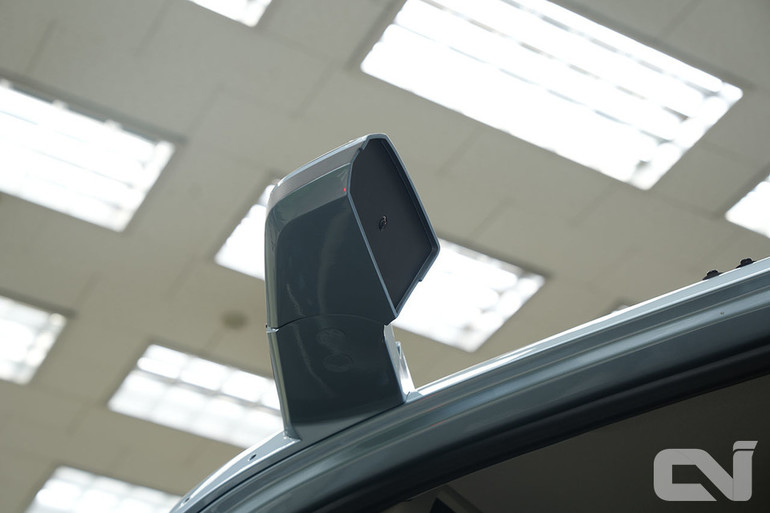 거울식 사이드미러를 대체하는 디지털 사이드미러가 A필러에 부착된 모습