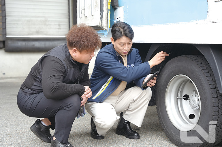 ‘미쉐린 올타이어’ 운전자, 신안호 사장은 미쉐린 대리점 관계자로부터 리그루빙된 타이어 상태에 대해 설명을 듣고 있다.