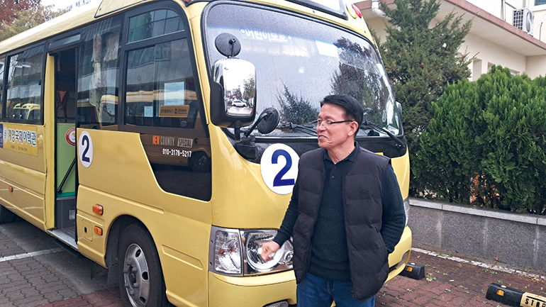  카운티 오토차량 앞에서 최두순 팀장(차량관리팀)이 포즈를 취하고 있다.
