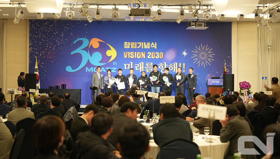 창림모아츠 30주년 창립기념식에서 임직원들에게 공로상을 수여하고 있다.