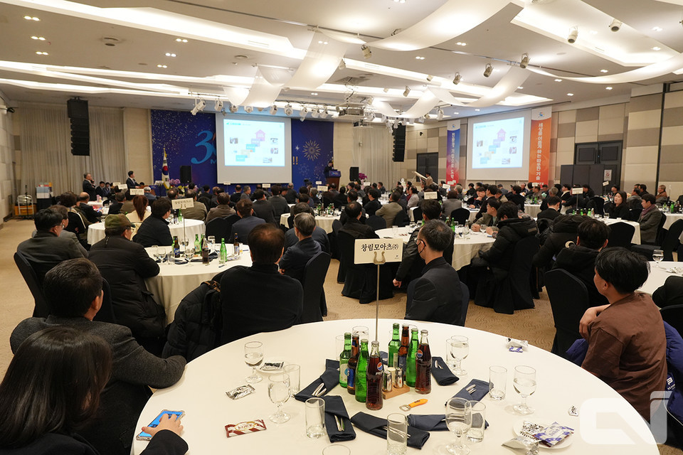 창림모아츠(주) 임직원들이 박운영 대표의 사업설명을 경청하고 있다.