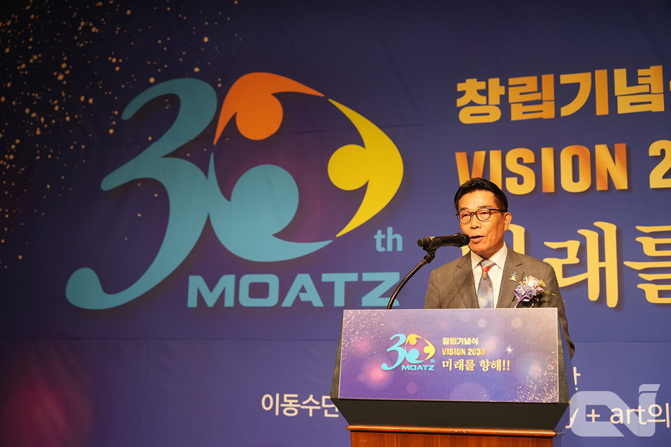 박성권 창림모아츠(주) 회장(대표이사)이 창림모아츠 'VISION 2030 창립기념식'에서 기념사를 진행하고 있다.