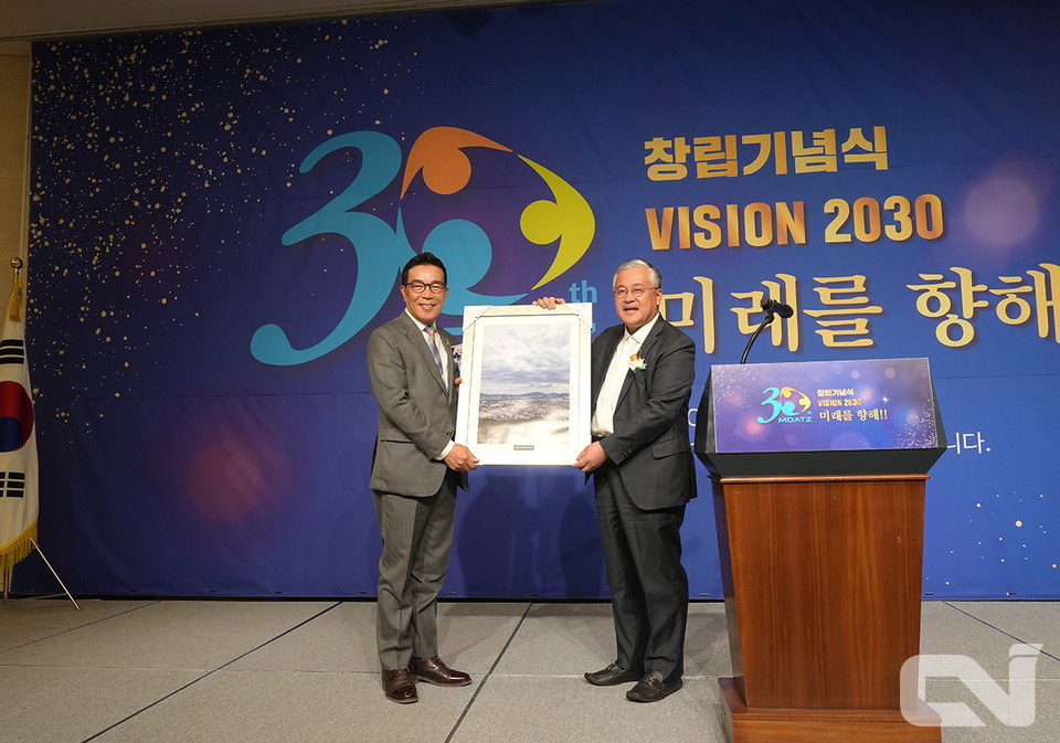  이상열 한국자동차제작자협회 회장이 박성권 창림모아츠 대표이사에게 기념사진을 증정하고 있는 모습. 