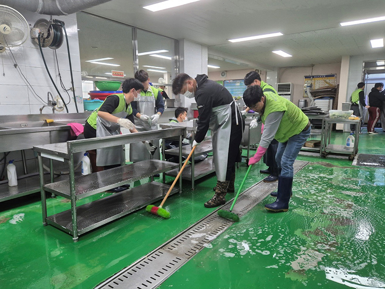 군산경로식당에서 무료급식 봉사 중인 타타대우모빌리티 임직원들