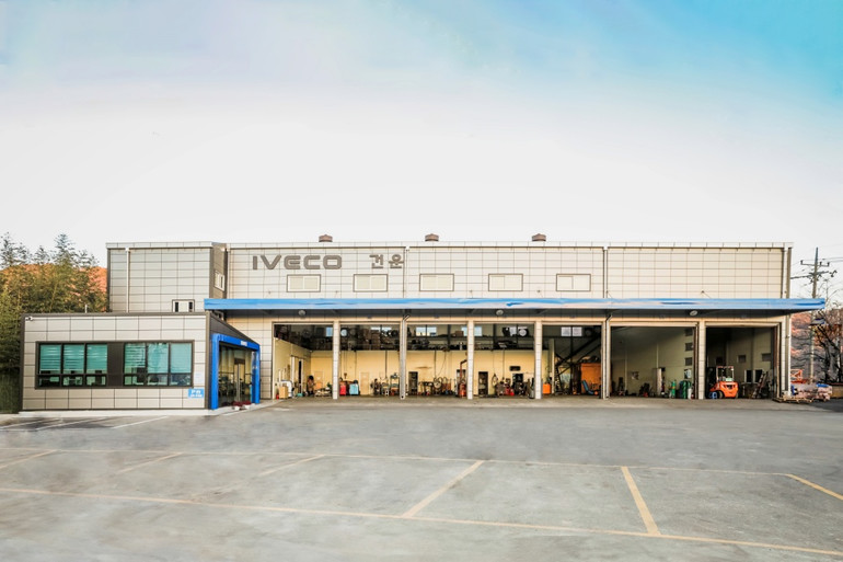 지난 26일 이베코코리아가 김해 서비스센터를 새롭게 단장, 문을 열었다고 밝혔다.