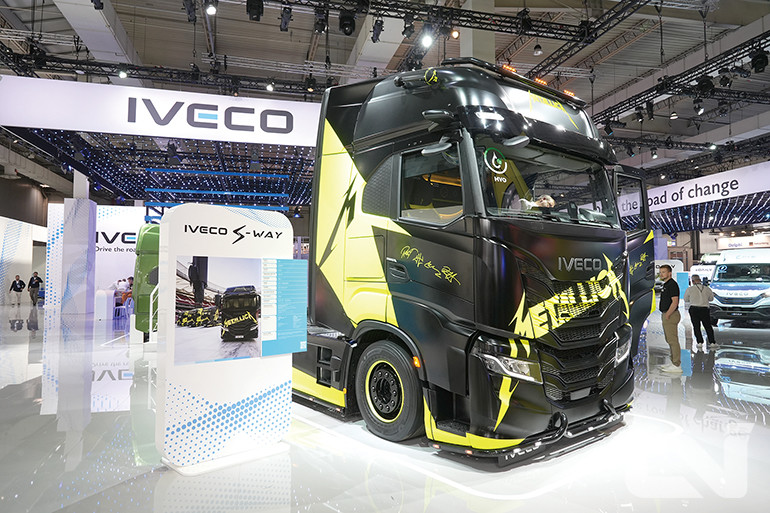 디젤과 친환경 연료로 동시에 구동되는 이베코의 멀티 에너지 트럭.