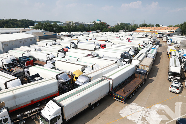 중고트럭들이 매매센터 내에서 새로운 주인을 기다리고 있다.   