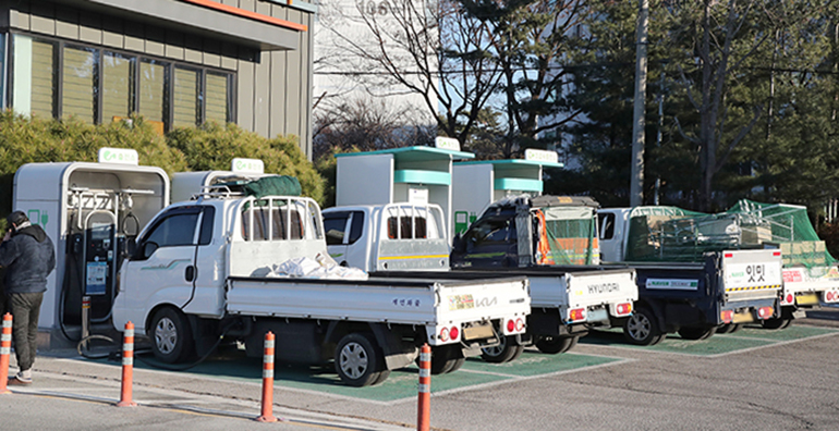 충전중인 1톤 전기트럭들의 모습 (자료사진)