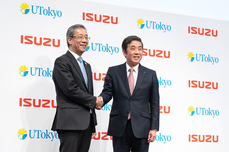 (오른쪽부터) 카타야마 마사노리 이스즈 회장 겸 CEO, 후지이 테루오 도쿄대 총장. (사진 : ISUZU)