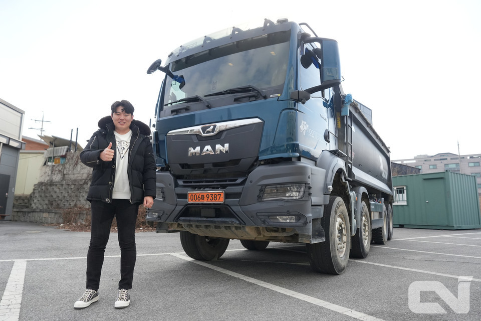 지난해 6월 MAN TGS 510 덤프트럭을 출고한 전정우(36) 사장. 첫인상은 젊고 강인함이었다. 
