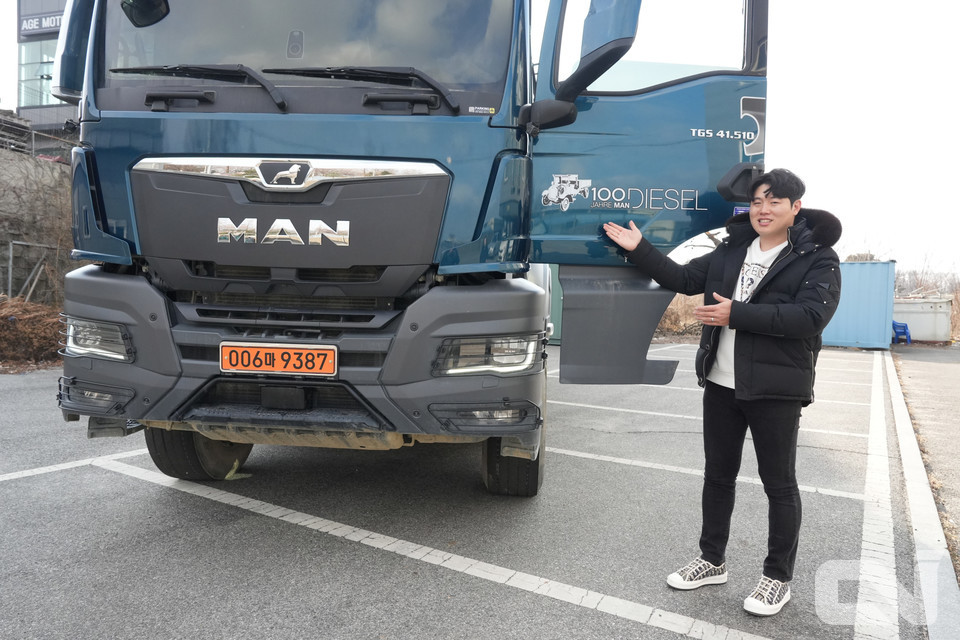 하루 최대 1,000km까지 운행해봤다는 그에게 트럭에서 뿜어 나오는 맹렬한 사운드는 놓칠 수 없는 매력 중 하나다. 운전에 활기와 생기를 주기 때문이다.